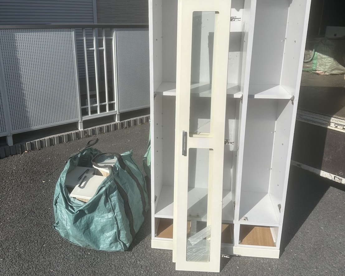 泉区いずみ中央の戸建てで白い収納棚を解体搬出