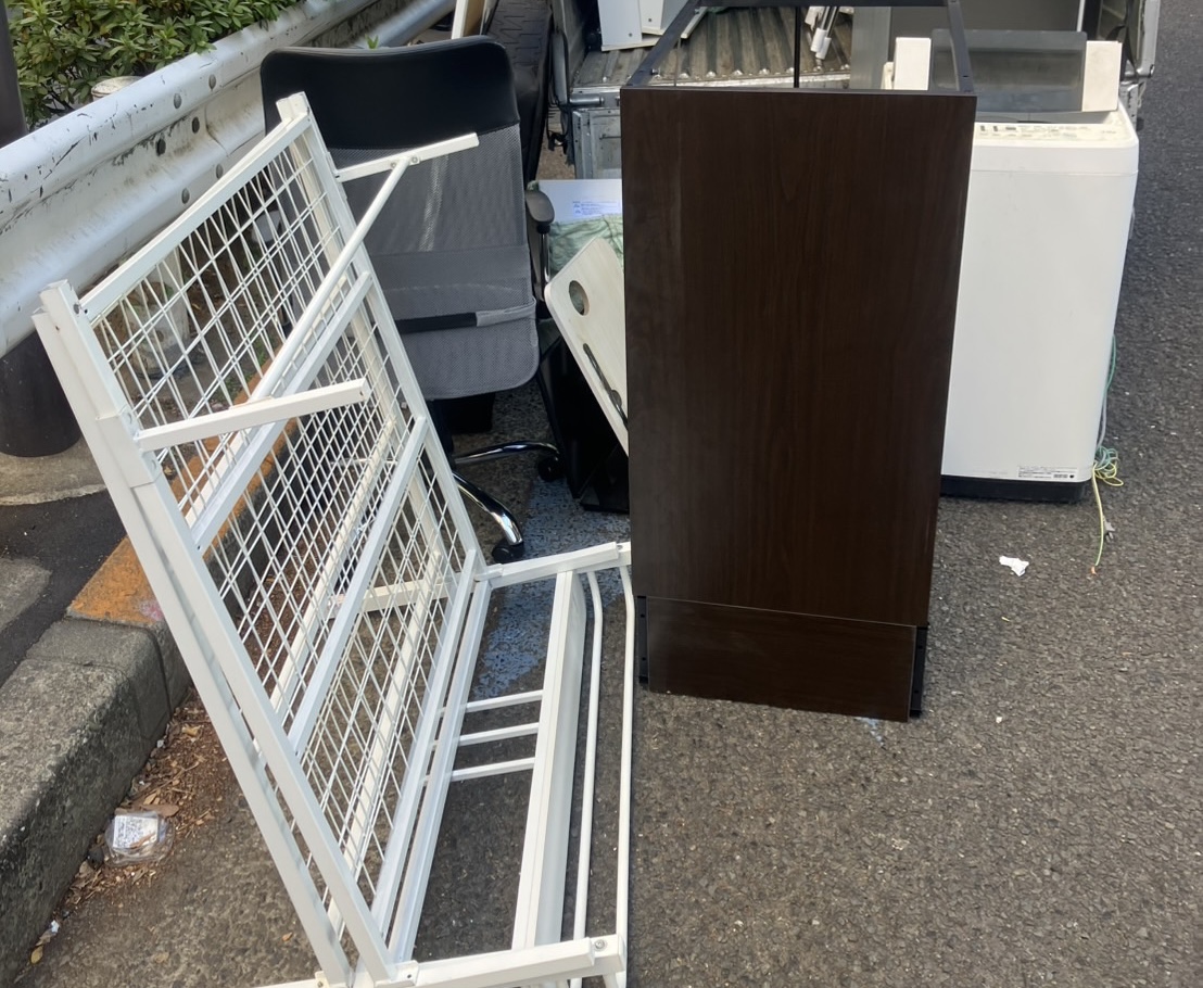 泉区中田の和室で座卓と収納ラックを回収